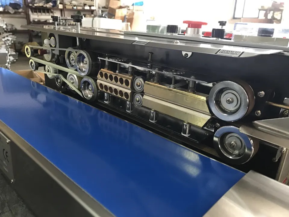 PACKTECH FRD 1000 LP KONVEYÖRLÜ POŞET YAPIŞTIRMA MAKİNESİ - 3